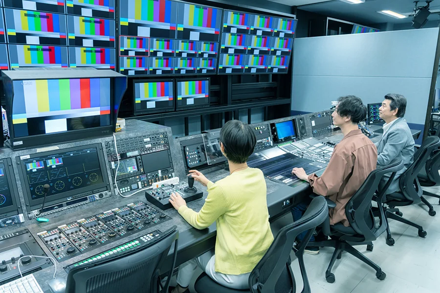 放送機材が並ぶテレビ局の副調整室