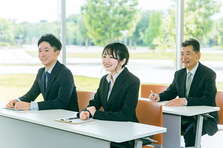 合同企業説明会でブースに座る担当者たち