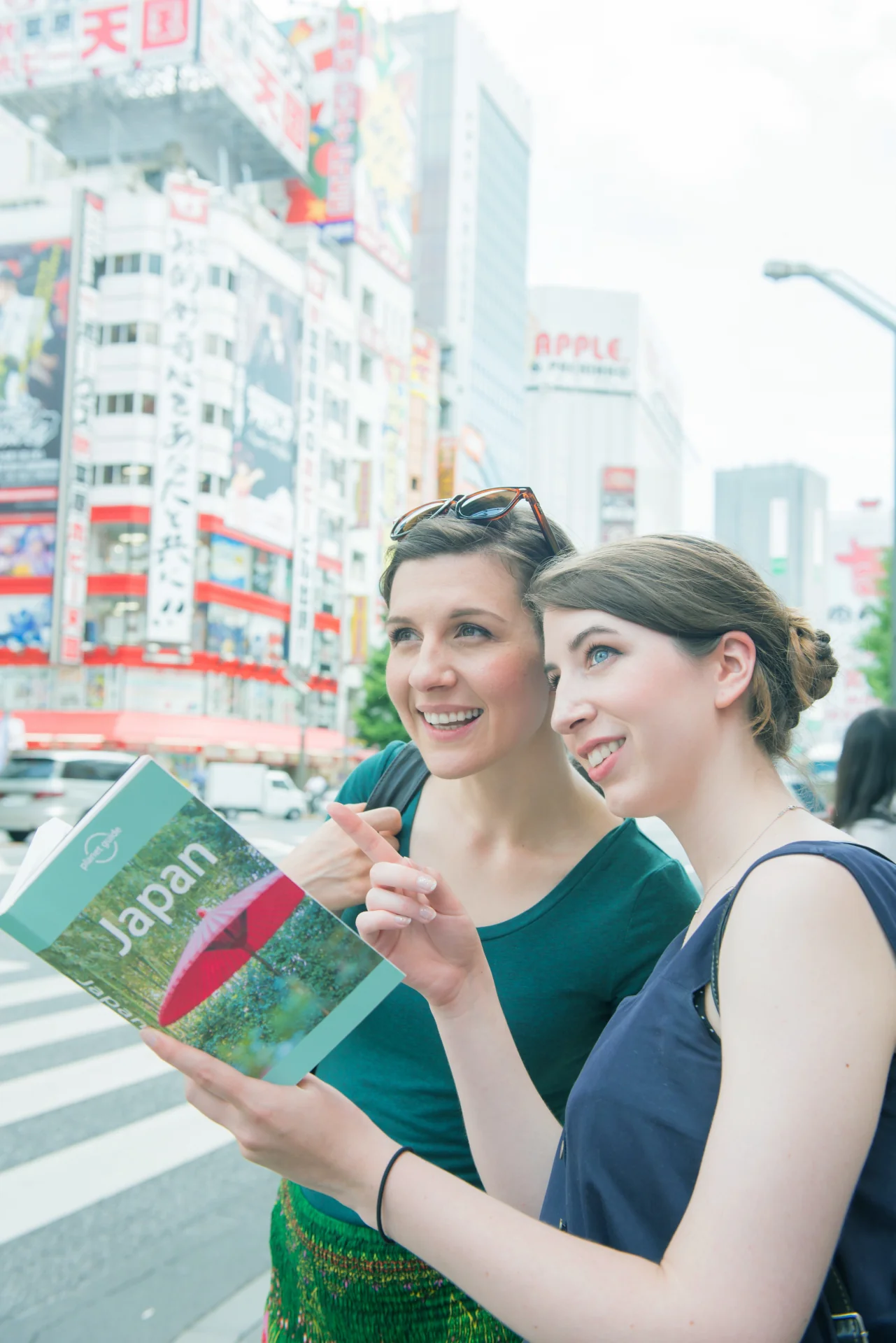 街を観光する外国人観光客の女性2人