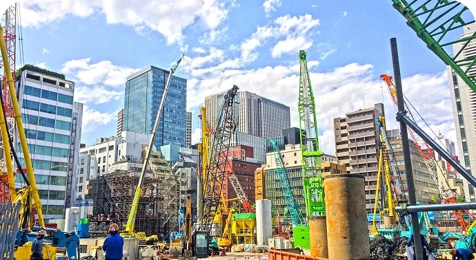 クレーンが立ち並ぶ建設現場