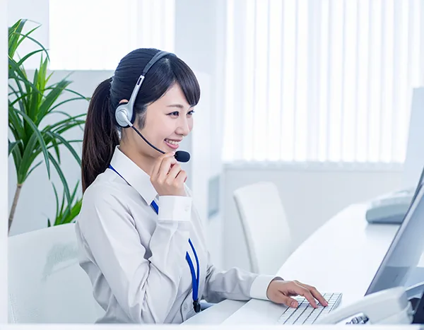 ヘッドセットをつけて電話対応するオペレーター