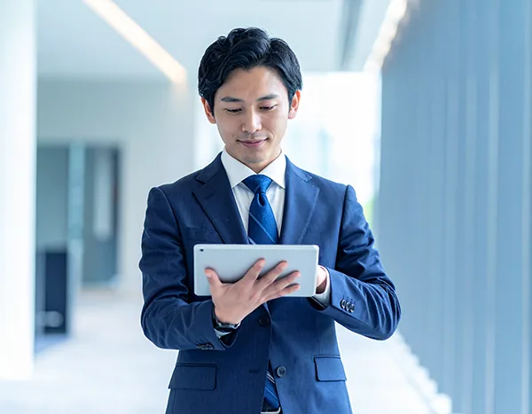 タブレットを持つビジネスパーソン