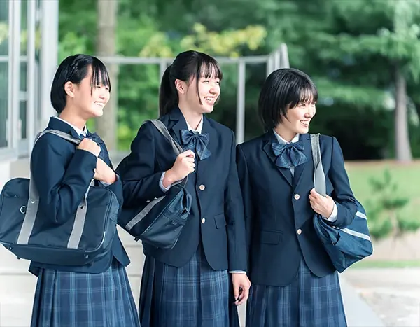 制服姿の学生たち