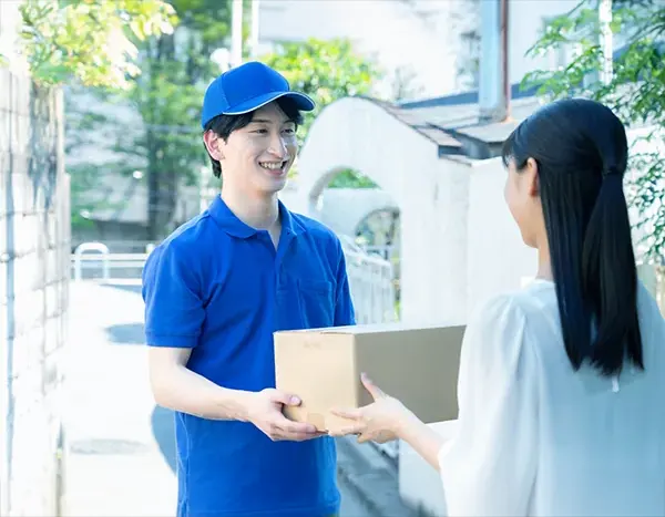 配送スタッフが荷物を受け渡す様子