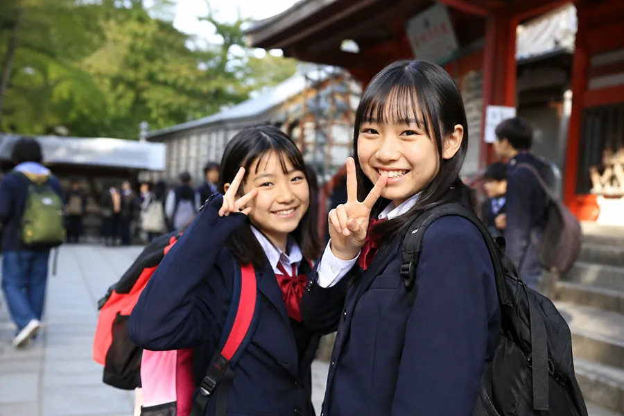 京都の街並みを歩く女子学生