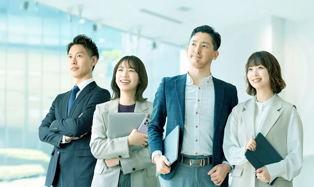 社内研修中のビジネスパーソン4人
