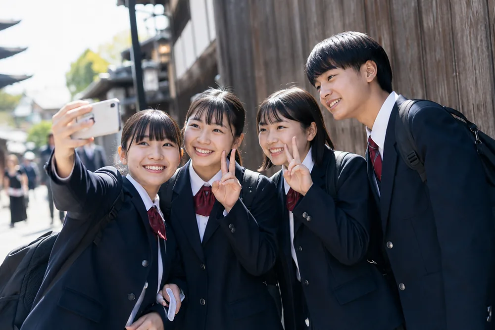 修学旅行中の学生2人