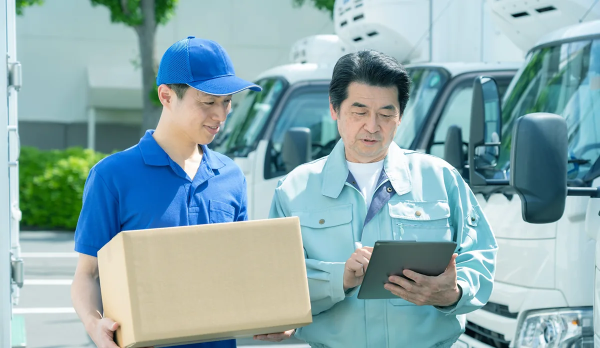 資材運搬車の位置を確認するスタッフ