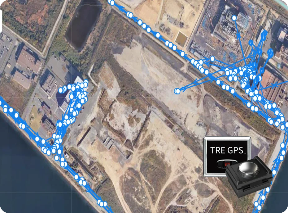 衛星写真の建築現場の地図上に番号付きの丸いマーカーが密集して表示された移動履歴。TRE GPS端末の写真を右下に配置