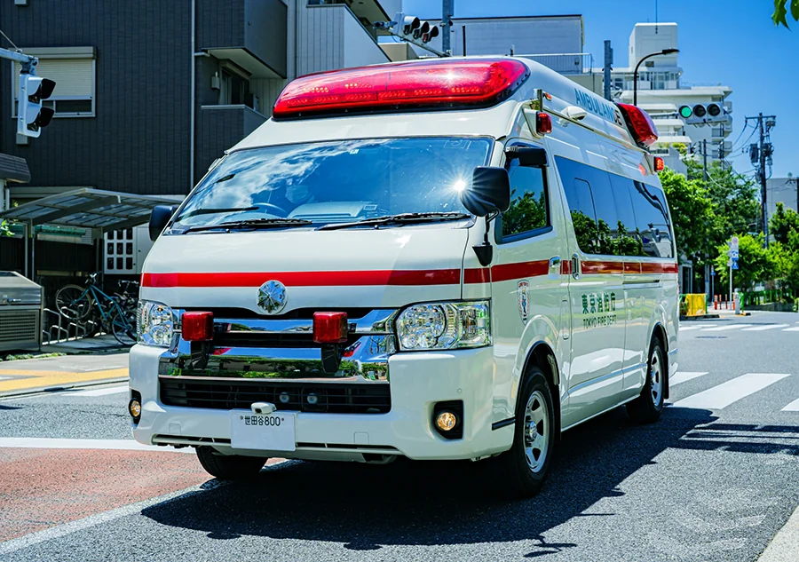 走行する救急車