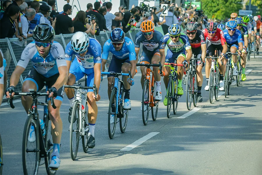 集団で走行する自転車ロードレースの選手たち
