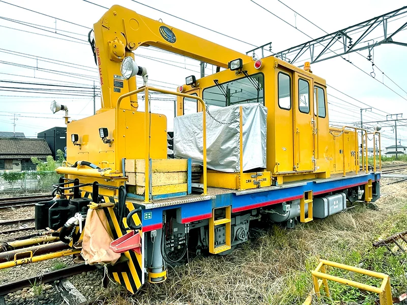 線路上に停車した黄色い軌陸車