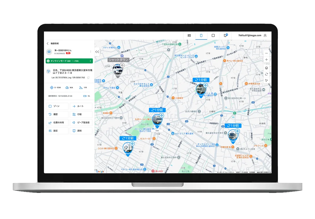 PC版管理画面。ノートパソコンの地図画面上に複数車両の位置情報アイコンと詳細パネルが表示されている